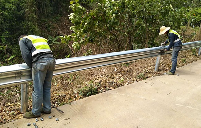 怀化高速公路护栏的定期维护与保养