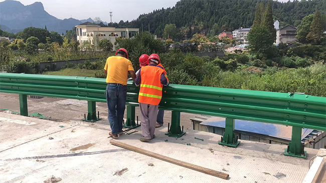 怀化高速公路护栏板的维护确保道路安全的关键环节